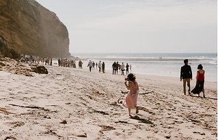 Image 5 - SIMPLE + BOHEMIAN – RELAXED SEASIDE WEDDING WITH BACKYARD RECEPTION in Real Weddings.