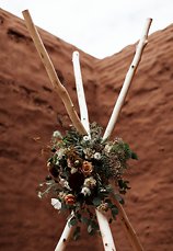 Image 3 - Romantic, Earthy + Bohemian – Red Rock Elopement at Pecos National Park in Real Weddings.
