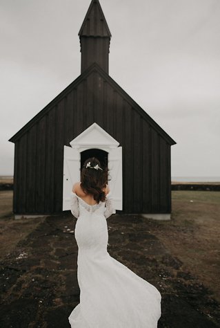 Image 11 - Romantic, Elegant and a little rugged – Iceland Elopement in Real Weddings.