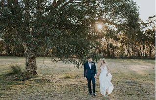 Image 23 - Sun-Soaked Country Wedding with Spring Florals – Bendooley Estate in Real Weddings.