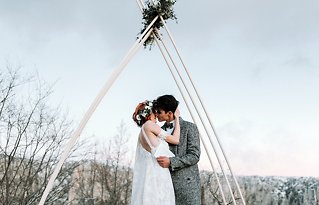 Image 30 - Boho Winter Romance on the edge of the world – Papigo Alps Elopement in Styled Shoots.