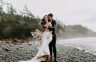 Image 2 - Bohemian Elopement with spring florals on the Oregon Coast in Bridal Fashion.