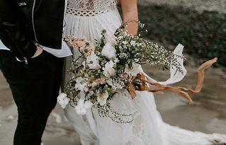 Image 5 - Bohemian Elopement with spring florals on the Oregon Coast in Bridal Fashion.