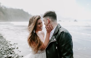 Image 6 - Bohemian Elopement with spring florals on the Oregon Coast in Bridal Fashion.