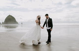 Image 8 - Bohemian Elopement with spring florals on the Oregon Coast in Bridal Fashion.