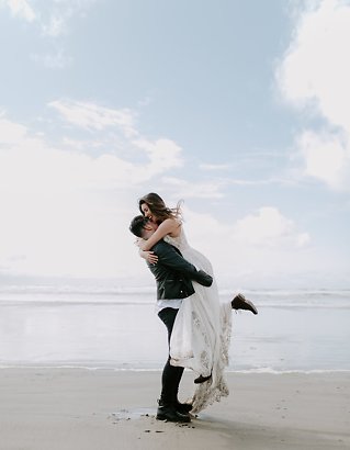 Image 14 - Bohemian Elopement with spring florals on the Oregon Coast in Bridal Fashion.