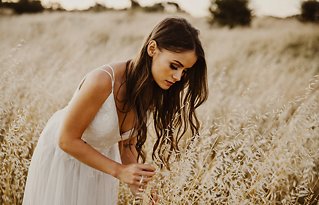 Image 21 - A warm styled shoot that’s all about wild flowers in Styled Shoots.