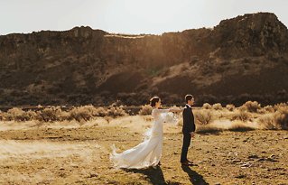 Image 1 - A desert styled elopement in Styled Shoots.