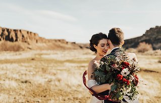 Image 2 - A desert styled elopement in Styled Shoots.