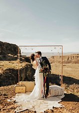 Image 10 - A desert styled elopement in Styled Shoots.