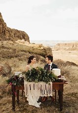 Image 19 - A desert styled elopement in Styled Shoots.
